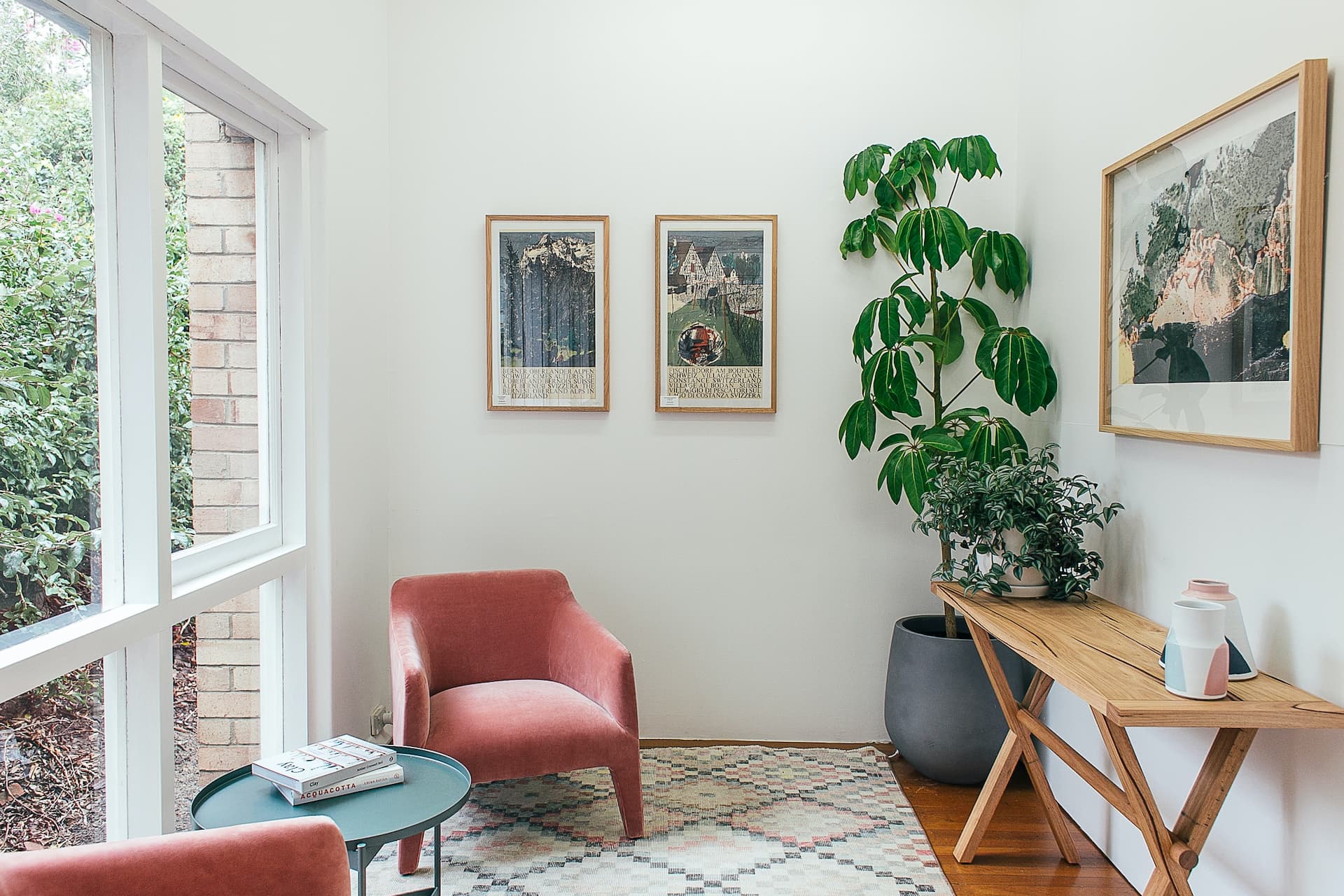 Muebles en un rincón de lectura en una casa.